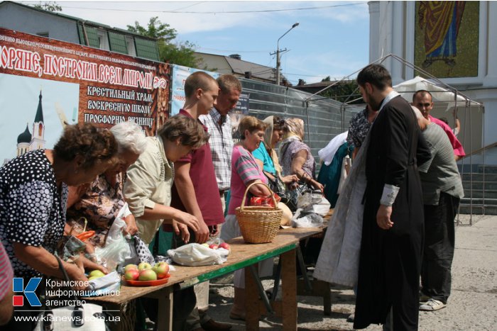 Жители Симферополя отмечают Яблочный спас