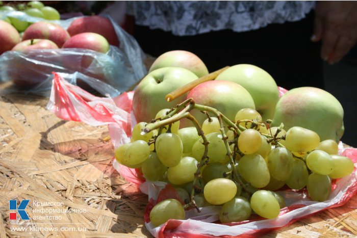 Жители Симферополя отмечают Яблочный спас