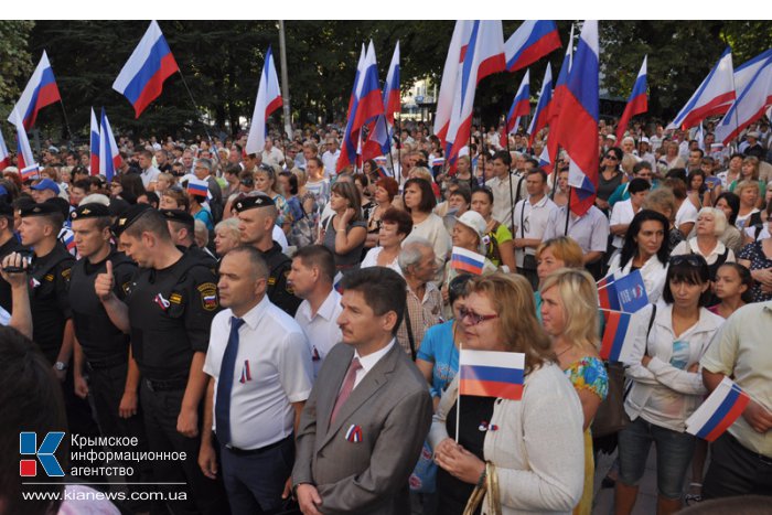 В Симферополе торжественно подняли государственный флаг