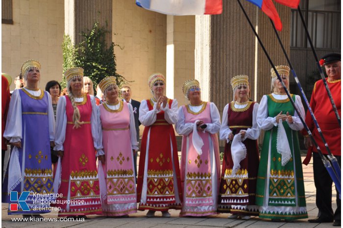 В Симферополе торжественно подняли государственный флаг