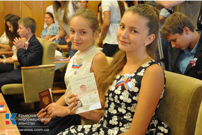 В Симферополе юным крымчанам вручили первые паспорта 