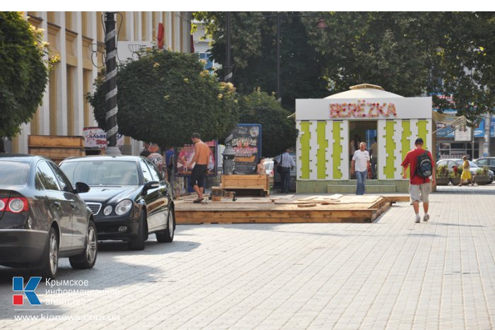 В центре Симферополя вновь возводят недавно снесенное летнее кафе