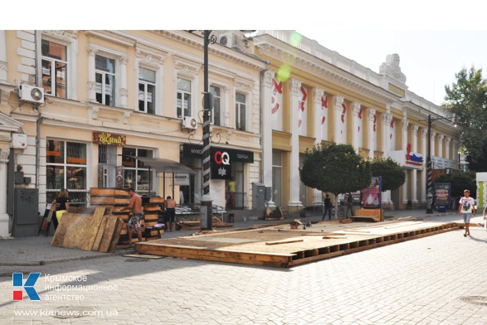 В центре Симферополя вновь возводят недавно снесенное летнее кафе