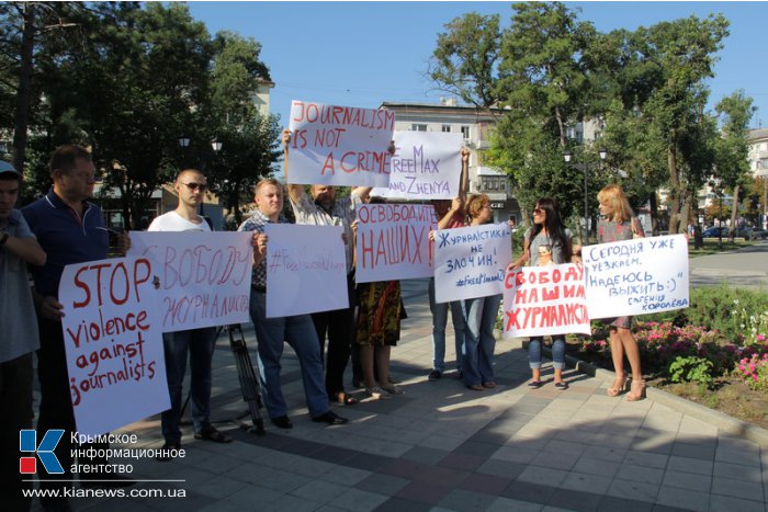 В Симферополе прошла акция в поддержку пропавших журналистов