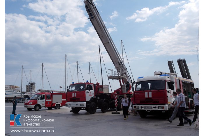 На ялтинской набережной показали технику МЧС