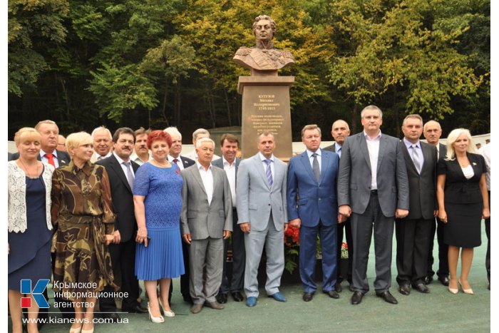 Под Алуштой открыли бюст Кутузову