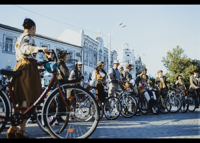 В Евпатории прошел первый ретро-велозаезд