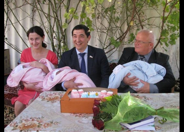 Родившая тройню крымчанка получила помощь от представителей власти