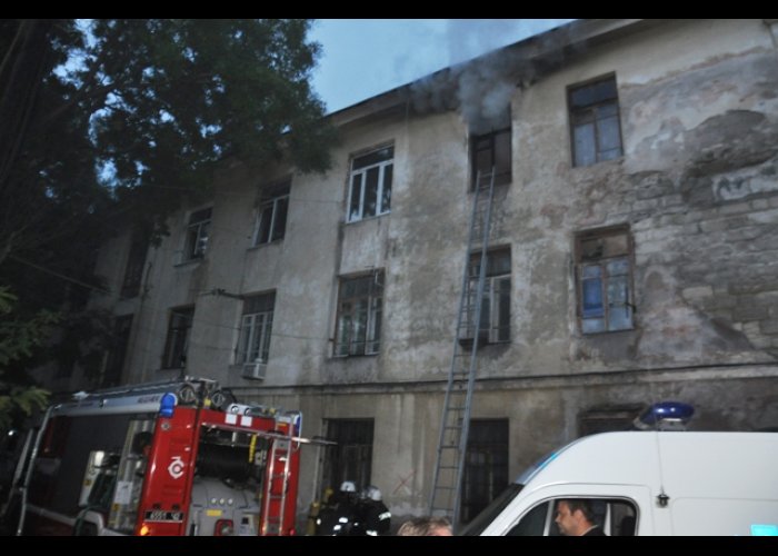 В Севастополе из горящего общежития спасли троих человек