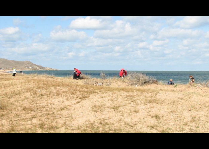 В Крыму почистили берег Азовского моря