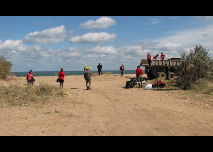 В Крыму почистили берег Азовского моря