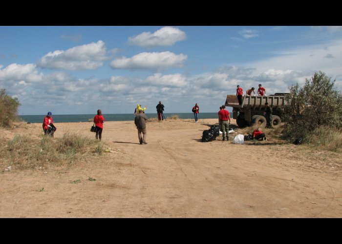 В Крыму почистили берег Азовского моря