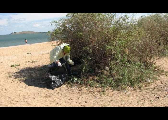 В Крыму почистили берег Азовского моря