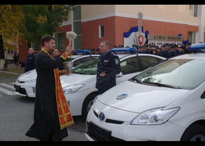 Крымским милиционерам вручили 27 новых автомобилей