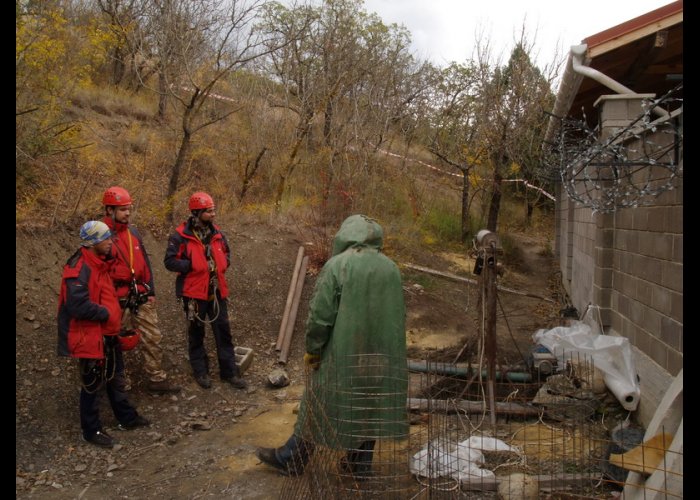 В Алуште спасатели достали тело рабочего со дна колодца