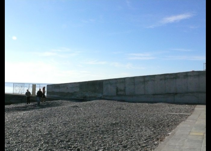 На одном из пляжей Ялты снесут забор