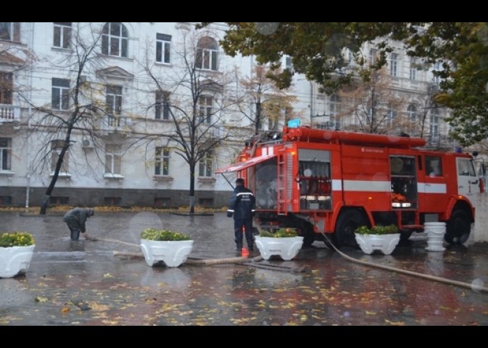 В Севастополе ливнем затопило проспект Нахимова