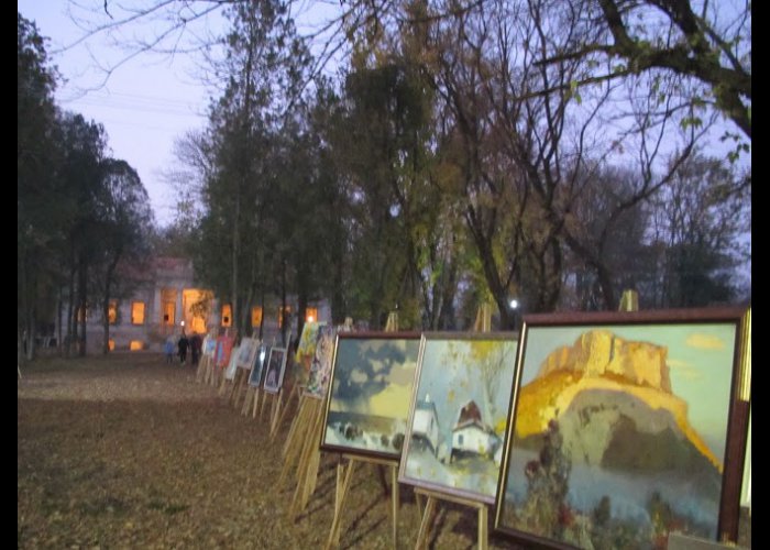 В усадьбе Шатилова в Нижнегорском районе представили выставку картин
