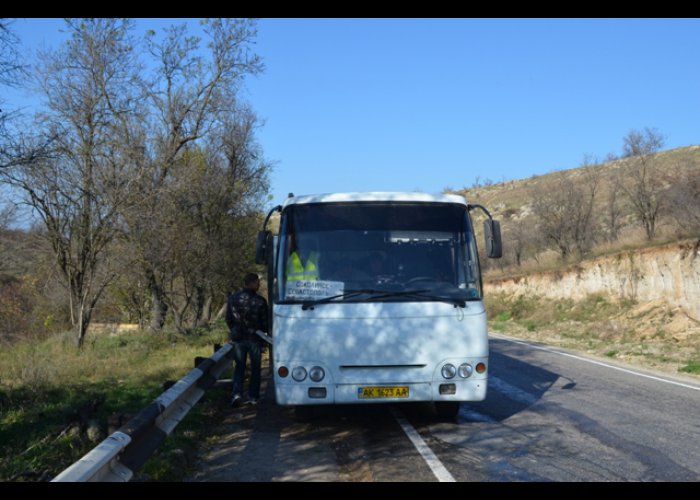 В Севастополе во время движения загорелся автобус