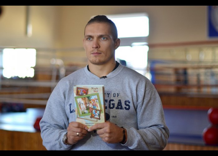 Боксер-олимпиец передал детям книгу Марка Твена