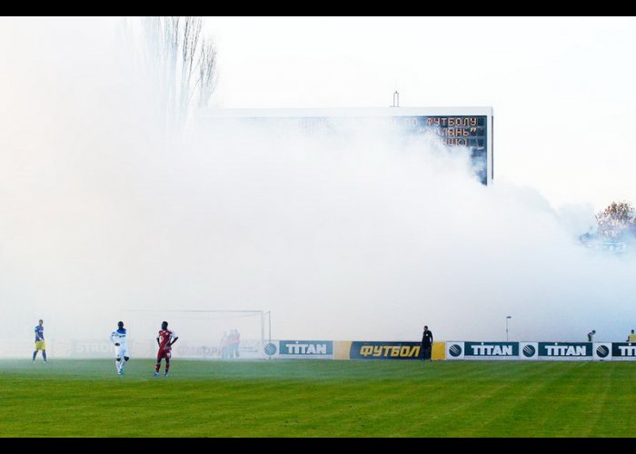 Фанаты «Таврии» погрузили стадион в дымовую завесу