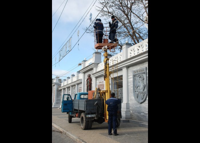 В Евпатории украшают городскую елку