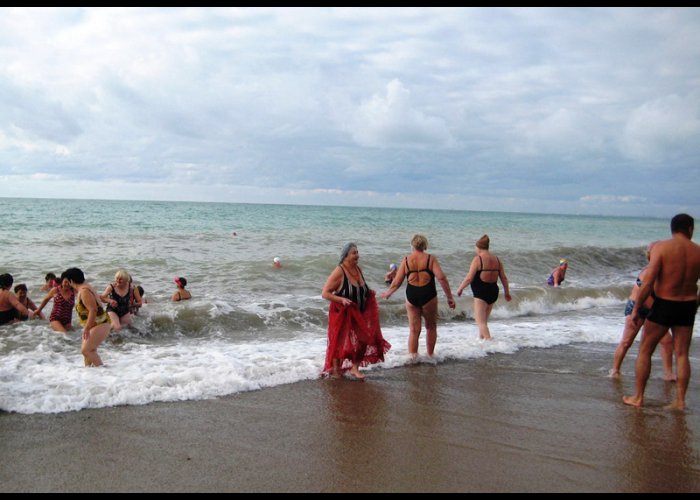 В Крыму открыли сезон зимнего плавания