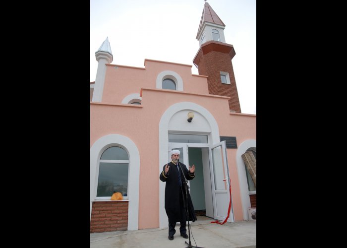 В Сакском районе рядом с церковью построили мечеть