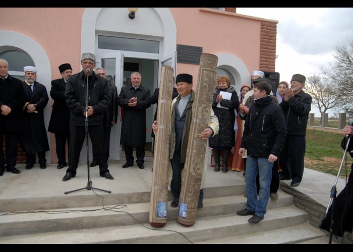 В Сакском районе рядом с церковью построили мечеть