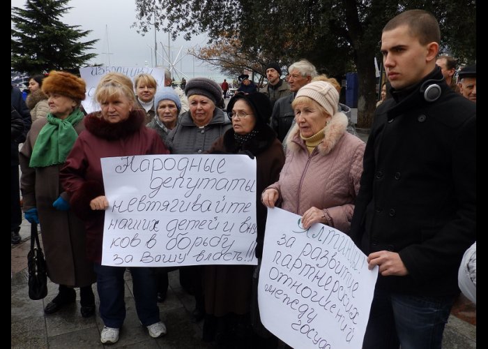 Жители Ялты и Алупки на митингах поддержали политику Президента