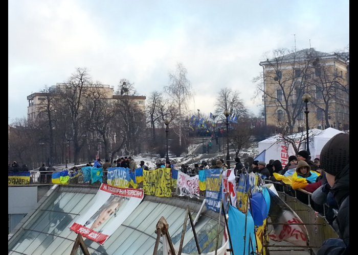 Прибывшие в Киев крымчане разбили лагерь в парке