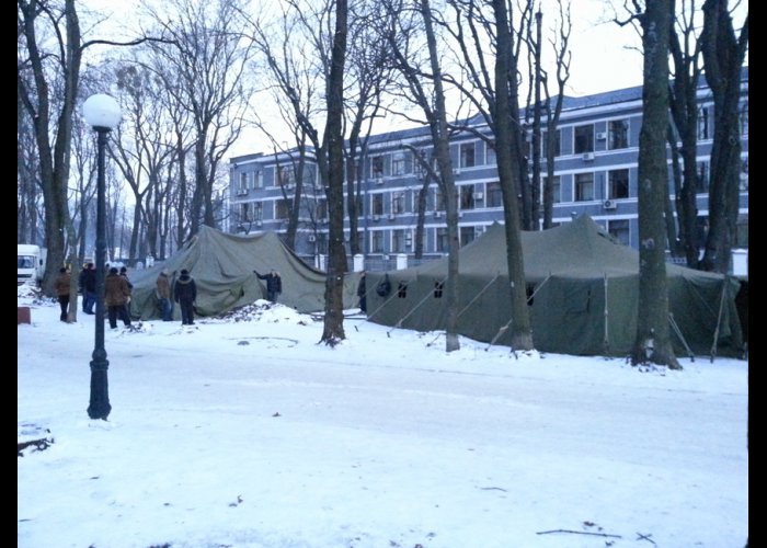 Прибывшие в Киев крымчане разбили лагерь в парке