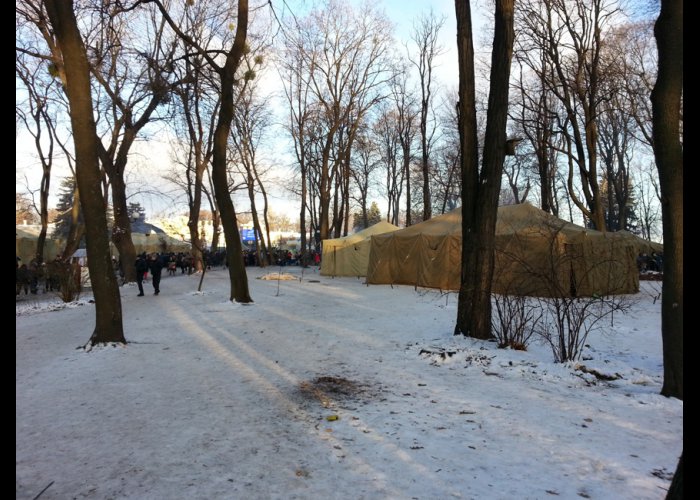 Прибывшие в Киев крымчане разбили лагерь в парке