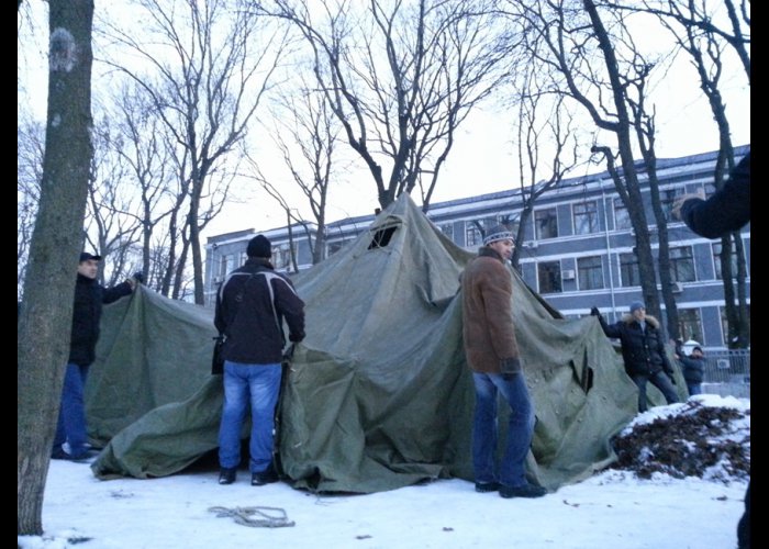 Прибывшие в Киев крымчане разбили лагерь в парке