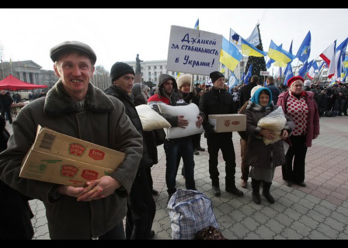 Крымчане собрали еду и теплые вещи в поддержку участников митинга в Киеве