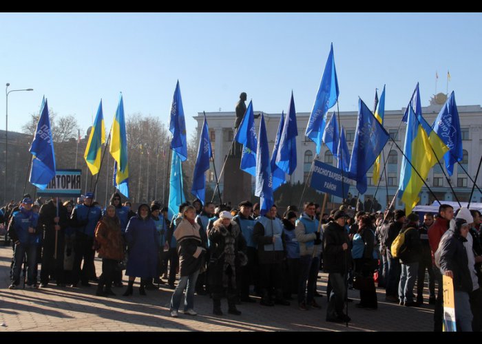 В Симферополе прошел очередной митинг в поддержку Президента Украины