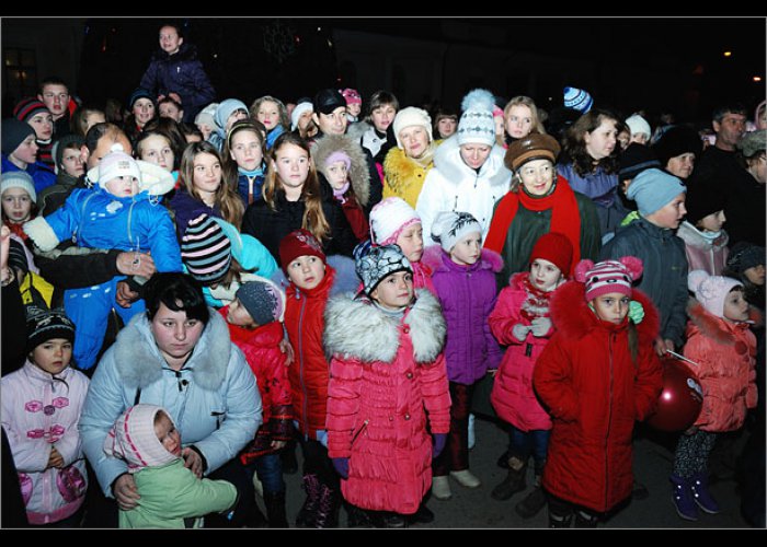 В Феодосии зажгли огни на новогодней елке