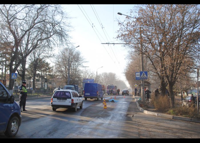 Под колесами автобуса в Симферополе погибла девушка