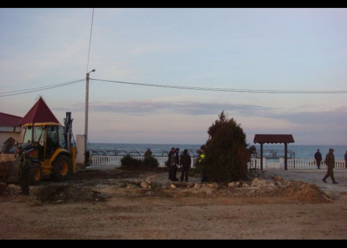 На севастопольском пляже демонтировали незаконно установленный забор