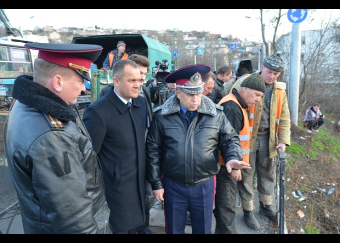 В Севастополе грузовик упал с железнодорожного моста 