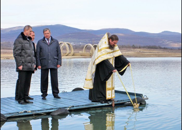 На Крещение в Севастополе освятили водохранилище