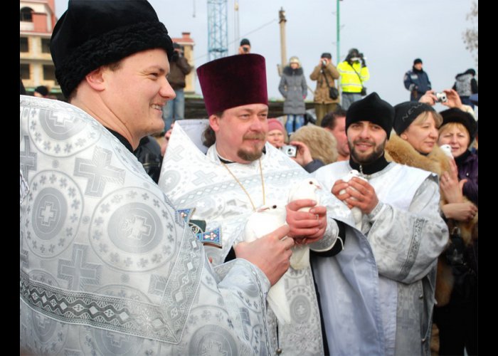 В Евпатории устроили крещенские купания