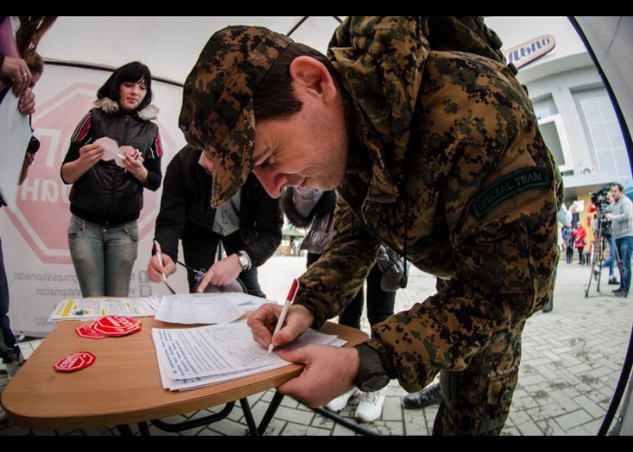 «Стоп майдан» начал сбор подписей крымчан против экстремизма и насилия в стране