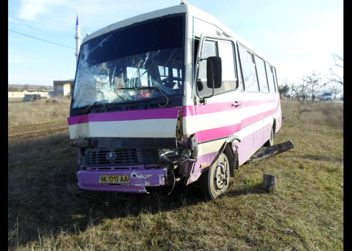 В Белогорском районе рейсовый автобус столкнулся с двумя автомобилями