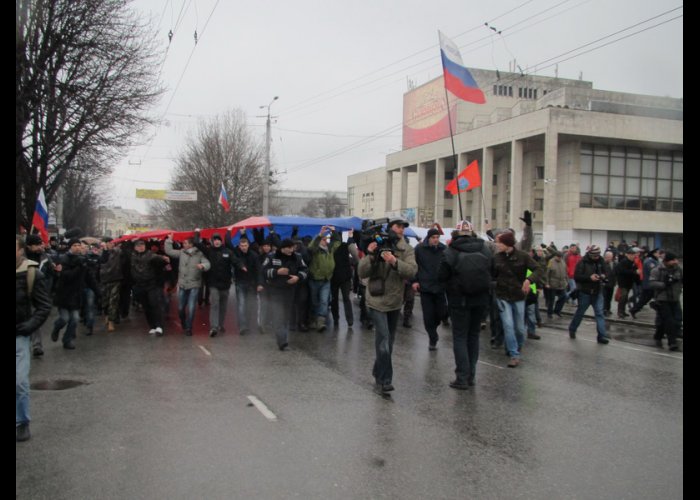 Возле горсовета Симферополя подняли российский флаг