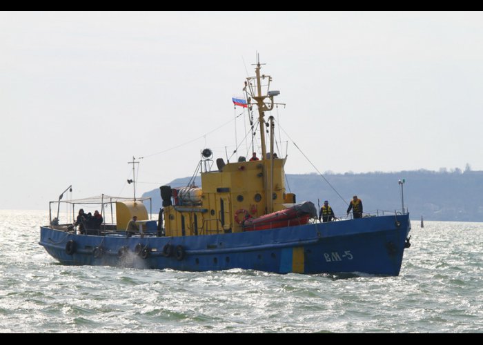 На двух катерах МЧС в Керчи подняли флаг России