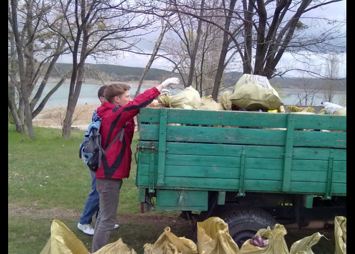 На водохранилище Симферополя прошел субботник