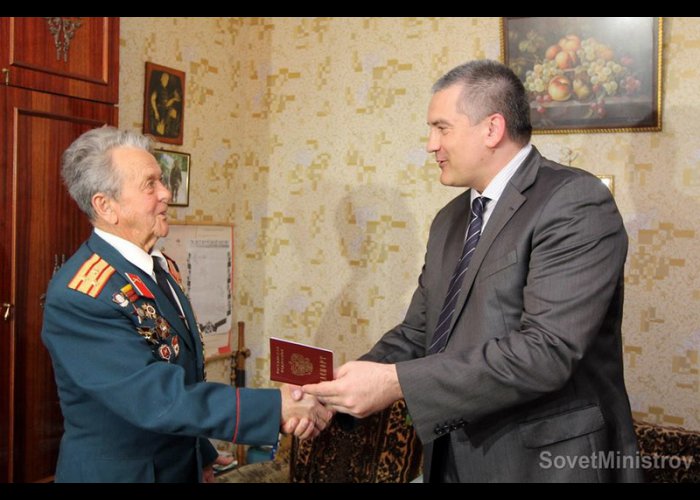 Премьер Крыма в Симферополе вручил российские паспорта ветеранам