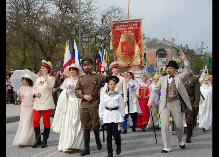 В Евпатории открыли курортный сезон «Парадом эпох»