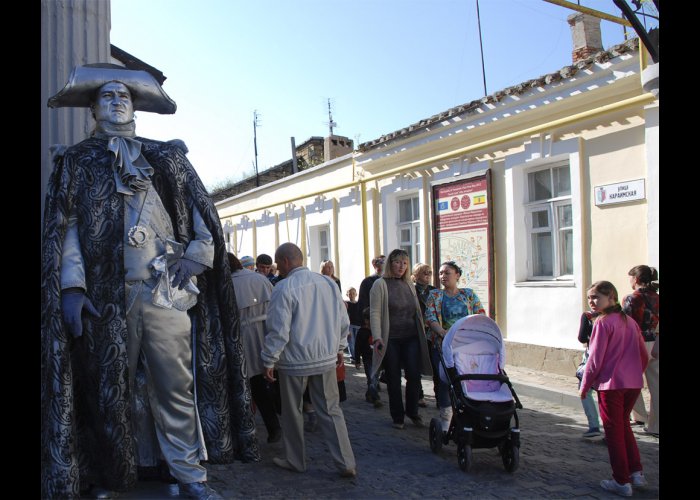 В Евпатории провели чемпионат живых статуй